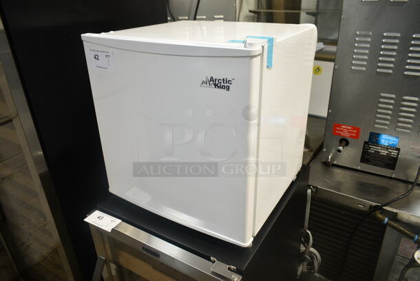 BRAND NEW SCRATCH AND DENT! Arctic King AUFM011AEW 1.1 cu ft Mini Freezer. 115 Volts, 1 Phase. Tested and Working! - Image 3 of 7