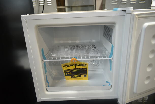 BRAND NEW SCRATCH AND DENT! Arctic King AUFM011AEW 1.1 cu ft Mini Freezer. 115 Volts, 1 Phase. Tested and Working! - Image 4 of 7