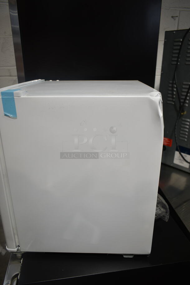 BRAND NEW SCRATCH AND DENT! Arctic King AUFM011AEW 1.1 cu ft Mini Freezer. 115 Volts, 1 Phase. Tested and Working! - Image 6 of 7