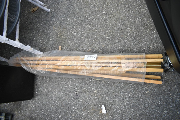 BRAND NEW SCRATCH AND DENT! Wooden Easel? - Image 1 of 4