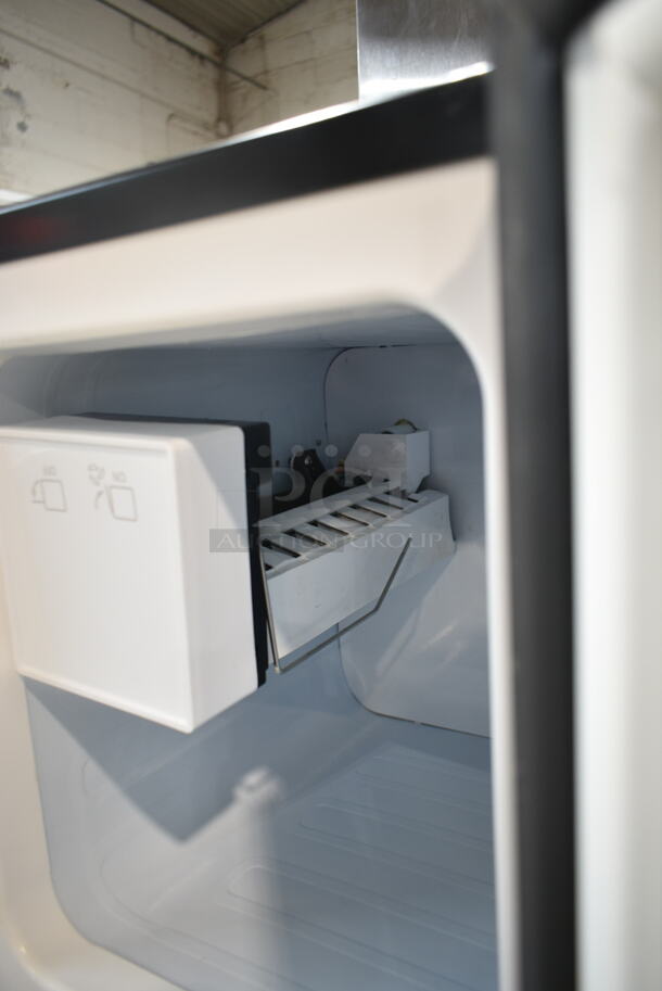 BRAND NEW SCRATCH AND DENT! Whynter UIM-155a 15" Built In Ice Maker Machine 12lb. 115 Volts, 1 Phase. Tested and Working! - Image 6 of 10