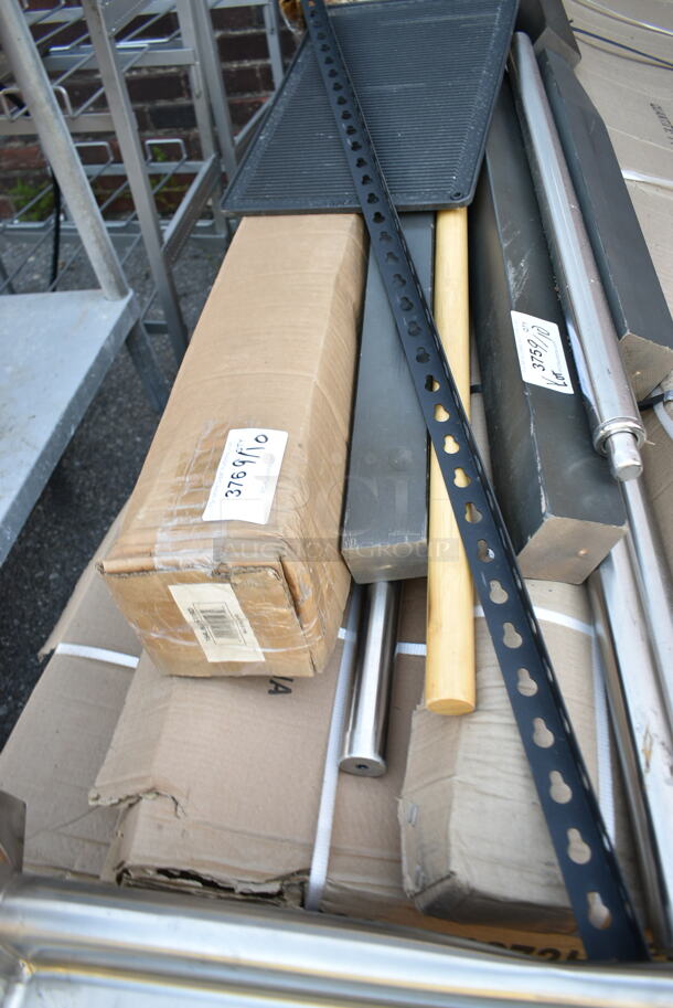 BRAND NEW SCRATCH AND DENT! 164UMBSS11RD 11' Umbrella.  - Image 1 of 3
