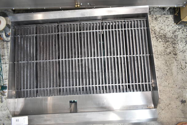 BRAND NEW SCRATCH AND DENT! 2024 Avantco 177CAG36RC Stainless Steel 36" Natural Gas Countertop Radiant Charbroiler. 90,000 BTU. - Image 4 of 6