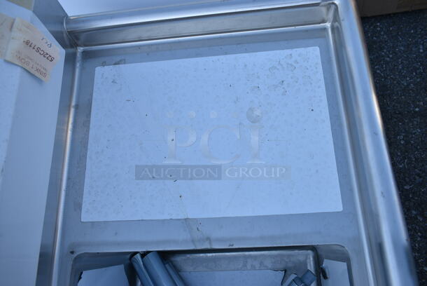 BRAND NEW SCRATCH AND DENT! Steelton 522CS11818R  38 3/4" 18-Gauge Stainless Steel One Compartment Commercial Sink with Right Drainboard - 18" x 18" x 12" Bowl - Image 4 of 7