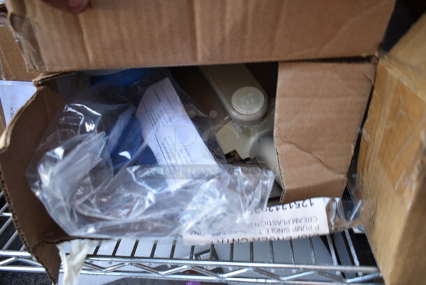 BRAND NEW SCRATCH AND DENT! Heinz 1251313925 Keystone 1.5 Gallon Cream Plastic Countertop Mayonnaise Pump Dispenser - Image 3 of 4