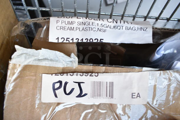 BRAND NEW SCRATCH AND DENT! Heinz 1251313925 Keystone 1.5 Gallon Cream Plastic Countertop Mayonnaise Pump Dispenser - Image 4 of 4