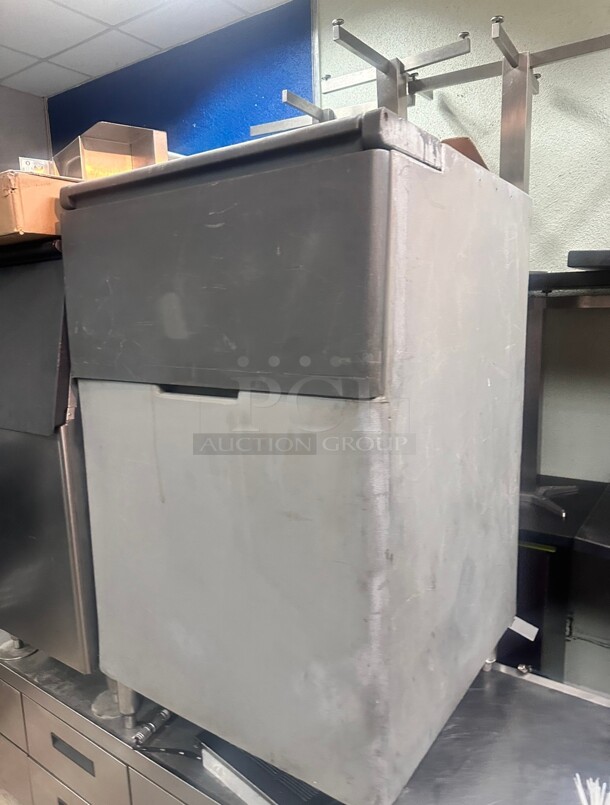 Hoshizaki Commercial Ice Bin 600 Lb  Capacity NSF - Image 1 of 4