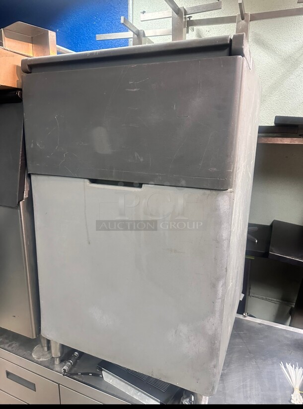 Hoshizaki Commercial Ice Bin 600 Lb  Capacity NSF - Image 2 of 4