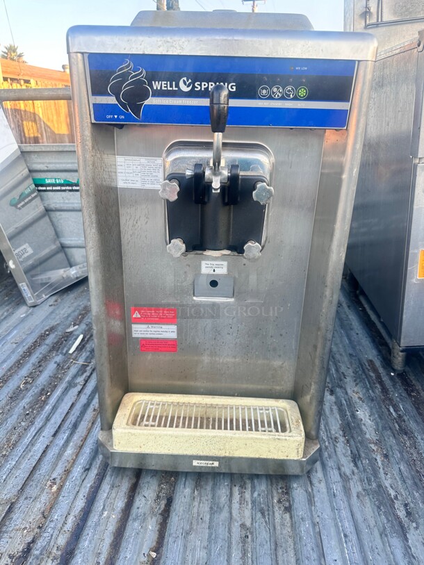 Wellspring Countertop Soft Serve Ice Cream Machine with 1 Hopper - 220V, 1 Phase Tested and Working! - Image 4 of 6