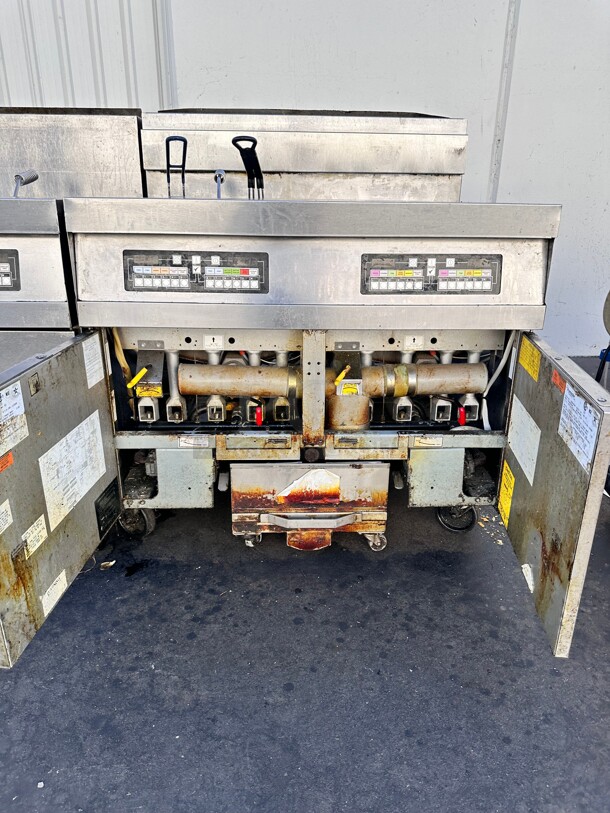 Frymaster SCFHD260G Gas Fryer - (2) 80 lb Vats, Floor Model, Natural Gas With Filtration System Tested and Working! - Image 8 of 8