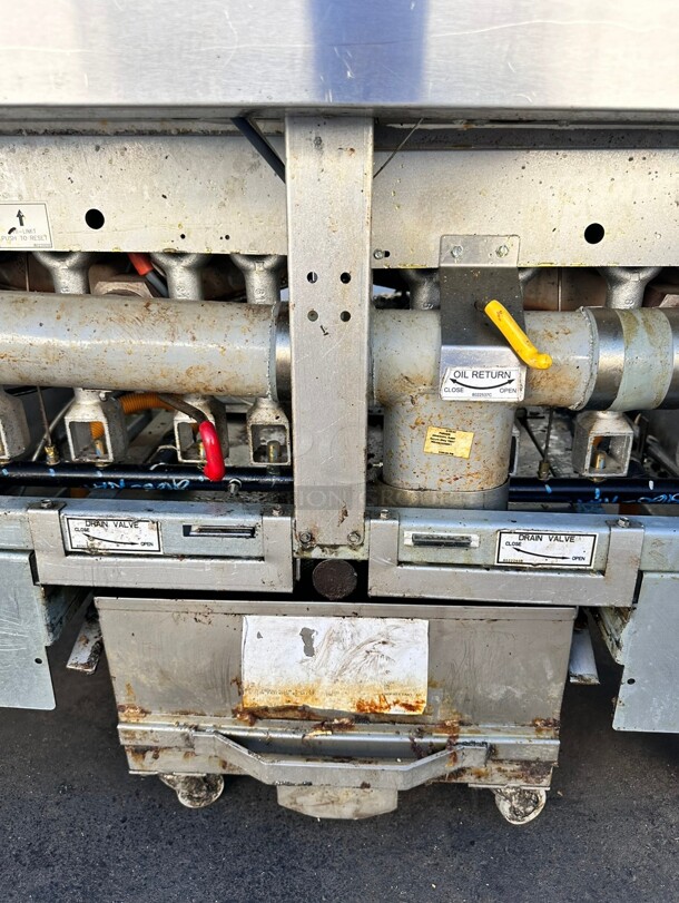2022 Used Frymaster SCFHD260G Gas Fryer - (2) 80 lb Vats, Floor Model, Natural Gas With Filtration System Tested and Working - Image 9 of 10