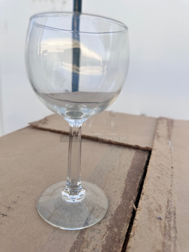 Round Wine Glasses - Image 4 of 5