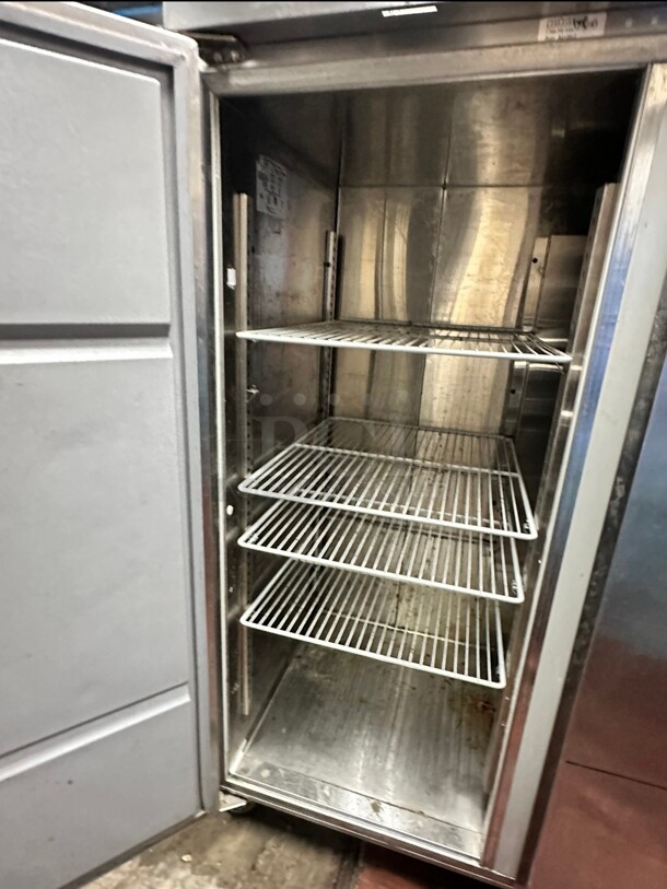 Excellent Shape! Delfield CSR3P-S 83" Three Section Reach-In Refrigerator w/ 3 Solid Full Doors 115 Volt Tested and Working! - Image 5 of 10