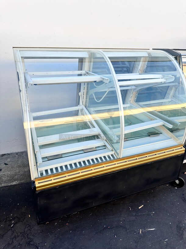 Nice! Federal Industries SN48-3SC 48" Double-Curved Glass Dual Zone Refrigerated Bakery Case 115 Volt Tested and Working - Image 2 of 10