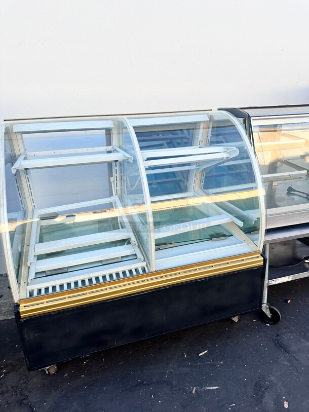 Nice! Federal Industries SN48-3SC 48" Double-Curved Glass Dual Zone Refrigerated Bakery Case 115 Volt Tested and Working - Image 3 of 10