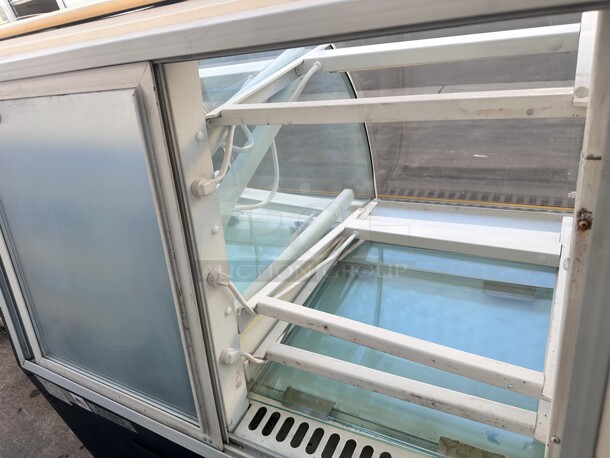 Nice! Federal Industries SN48-3SC 48" Double-Curved Glass Dual Zone Refrigerated Bakery Case 115 Volt Tested and Working - Image 9 of 10