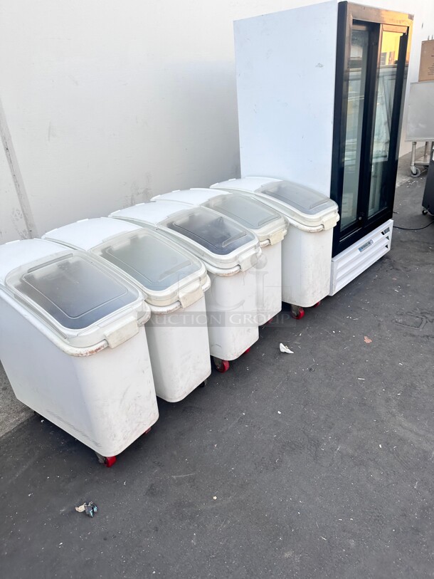 Used Rubbermaid FG360088WHT ProSave 20.5 Gallon / 325 Cup White Slant Top Mobile Ingredient Storage Bin with Sliding Lid  - Image 4 of 6