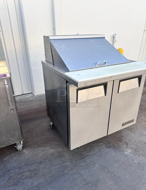 Nice! True TSSU-36-12M-B 36"  Mega Top Sandwich/Salad Prep Table w/ Refrigerated Base, 115v Tested and Working - Image 4 of 6