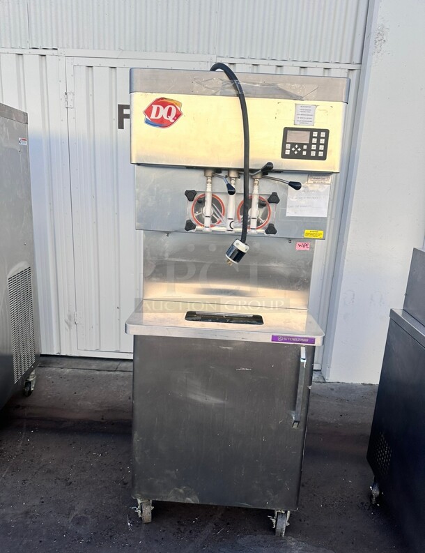 Nice! Stoelting U431-18I2 - Floor Soft-Serve Freezer, 27"W, water cooled, (2) flavors & swirl 220 Volt 1 Phase Tested and Working - Image 3 of 10