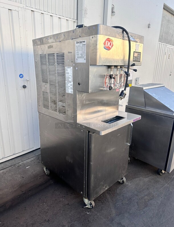 Nice! Stoelting U431-18I2 - Floor Soft-Serve Freezer, 27"W, water cooled, (2) flavors & swirl 220 Volt 1 Phase Tested and Working - Image 4 of 10