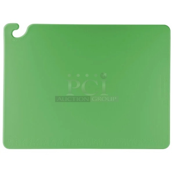 BRAND NEW SCRATCH AND DENT! San Jamar CB182412GN Cut-N-Carry® 24" x 18" x 1/2" Green Cutting Board with Hook - Image 1 of 3