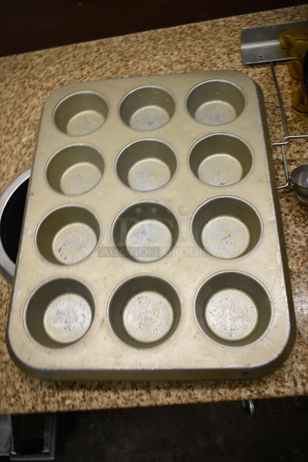 ALL ONE MONEY! Lot of Various Items Including Metal Muffin Baking Pans, Scoopers. - Image 3 of 6