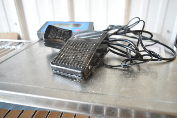 BRAND NEW SCRATCH AND DENT! AvaWeigh 334PZ10 10 lb. Pizza / Portion Scale with Wireless Digital Display and 334PZFPED Foot Pedal - Image 3 of 7