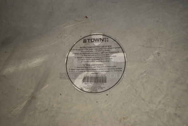 BRAND NEW SCRATCH AND DENT! Town 34730 30" Hand Hammered Cantonese Wok - Image 5 of 6