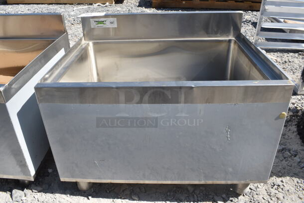 BRAND NEW SCRATCH AND DENT! Regency 600IB1824CP 18" x 24" Underbar Ice Bin with 7 Circuit Post-Mix Cold Plate and Bottle Holders - 51 lb. No Legs.  - Image 2 of 3