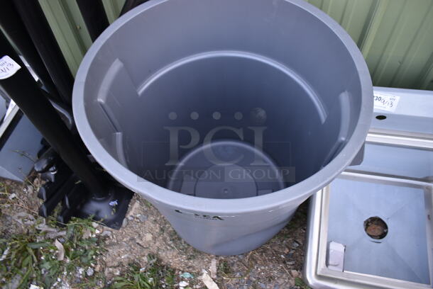 BRAND NEW SCRATCH AND DENT! Lavex Gray Poly 55 Gallon Trash Can.  - Image 3 of 4