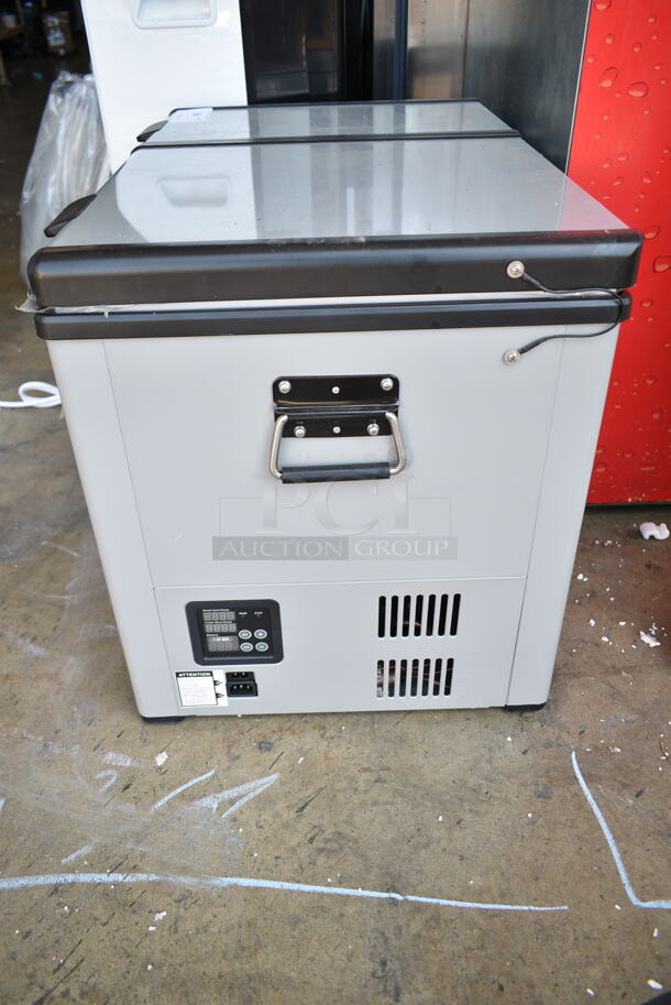BRAND NEW SCRATCH AND DENT! Whynter FM-62DZ 62 Quart Dual Zone Portable Refrigerator and Deep Freezer Chest, AC 110V/ DC 12V, Real Freezer for Car, Home, and RV, -8°F to 50°F Temperature Range. 115 Volts, 1 Phase. Tested and Working! - Image 4 of 8
