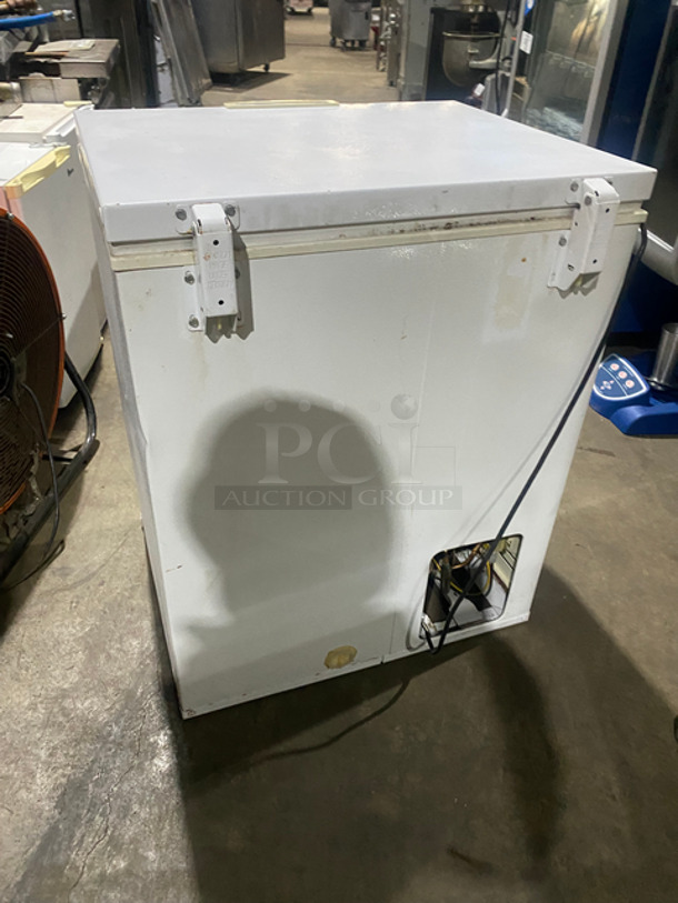 Electrolux White Commercial Reach In Chest Freezer/ Cooler! With Hinged Top Lid!  Model: FFC05C2AW1 SN: WB22432640 115V 60HZ 1 Phase - Image 3 of 8