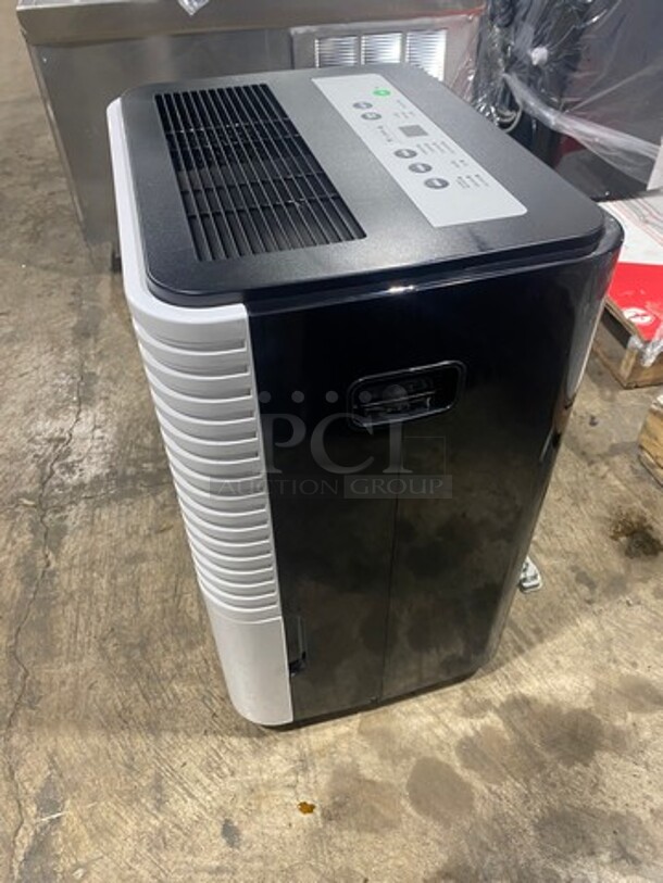 NEW! OUT OF THE BOX! SCRATCH-N-DENT! Soleus Air 95 Pint Portable Dehumidifier Unit! With Built In Pump! Model: DME295IP201 115V - Image 4 of 9