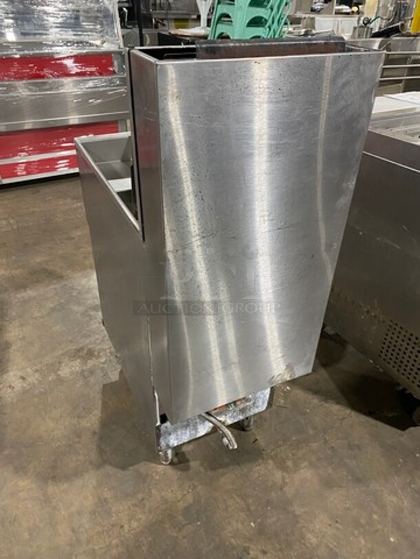 Pitco Frialator Commercial Natural Gas Powered Deep Fat Fryer! With Single Frying Basket! All Stainless Steel! On Legs! Model: 40CSS SN: G05AB050486 - Image 4 of 10