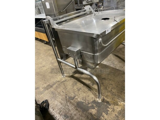 WOW! Groen Natural Gas Powered ECLIPSE SERIES Tilted Braising Pan/Tilt Skillet! All Stainless Steel! Thermostatic Control! Model BPM40G Serial J14907615! On Legs!  - Image 2 of 8