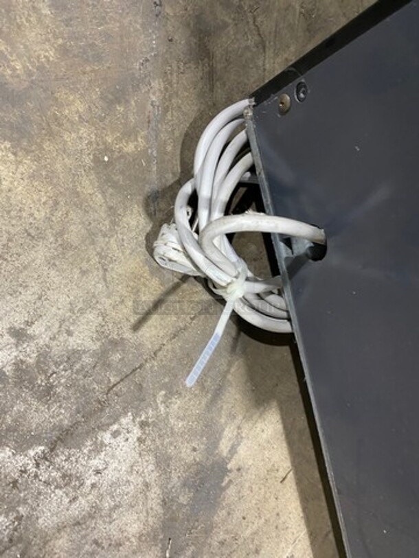 AHT Commercial Refrigerated Open Grab-N-Go Case Merchandiser! With View Through Sides! Model: GDXLS SN: 32158100000402 110/120V 60HZ 1 Phase - Image 8 of 8