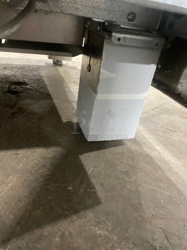 Electrolux 4 Burner Stove! With Back Splash! With Oven Underneath! Metal Oven Racks! All Stainless Steel! Model: E30GF74HPS1 SN: NF83812153 - Image 9 of 12