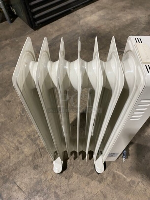 Comfort Zone Oil Filled Radiator Heater! Model: CZ7007 120V - Image 5 of 8