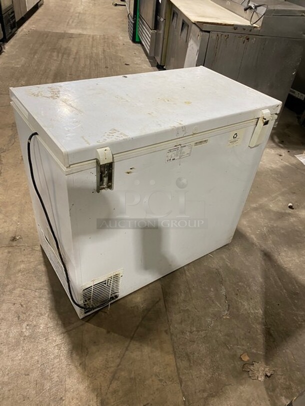 GREAT! Haier Commercial Reach Down Chest Freezer! Model HF71CL53NW Serial B300G04! 115V! WORKING WHEN REMOVED! - Image 4 of 7