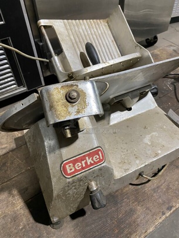 Commercial Countertop Deli/ Meat Slicer! All Stainless Steel! Model: 827 SN: 9775000305614 115V 60HZ 1 Phase - Image 4 of 8