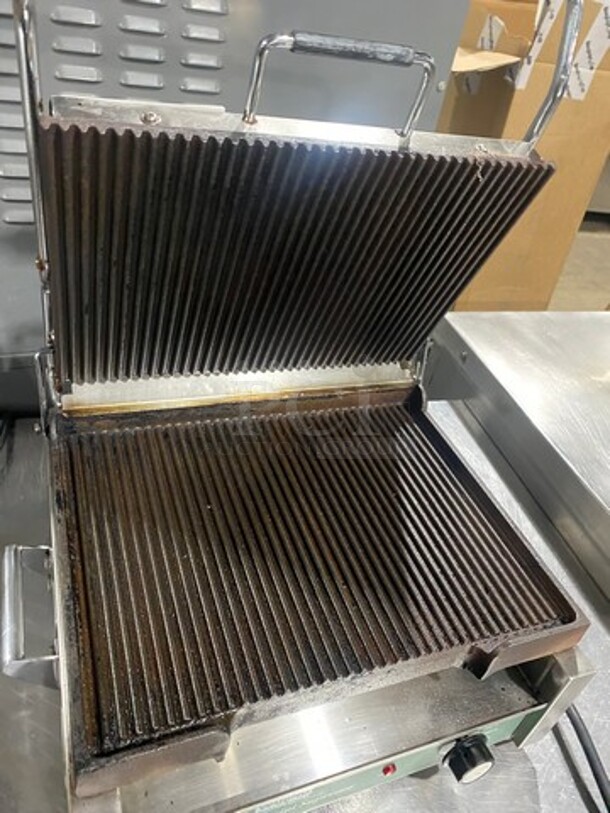 Waring Commercial Countertop Panini/Sandwich Supremo Grill! All Stainless Steel! Press With Ribbed Surface! Model: WPG250 120V - Image 6 of 8