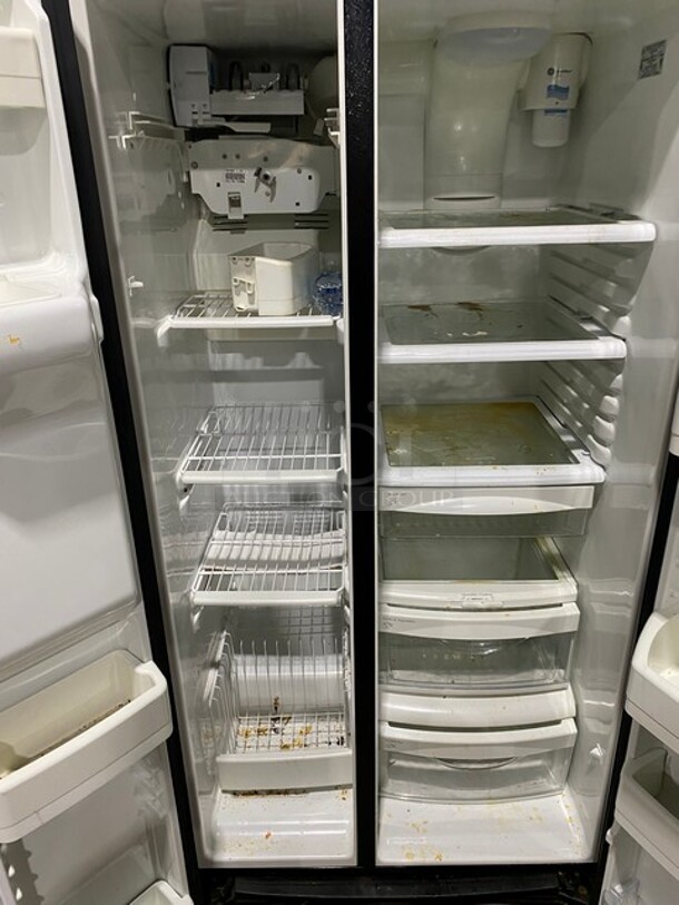 General Electric 2 Door Cooler & Freezer Combo! With Racks! With Water & Ice Dispenser! Model GSHF6HGDBCBB Serial 408999! 110/127V!  - Image 5 of 10