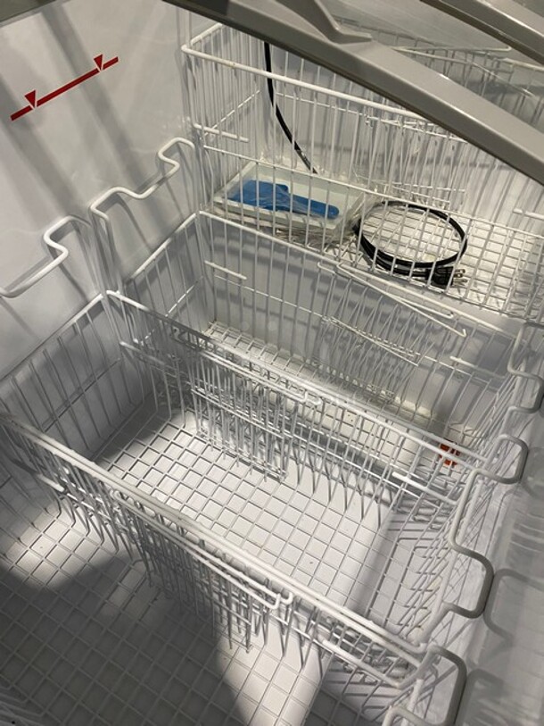 NEW Scratch And Dent Commercial Free Standing Chest Showcase Freezer! Model SD325 SN: SD0011900111904270028 115V 1PH - Image 6 of 9