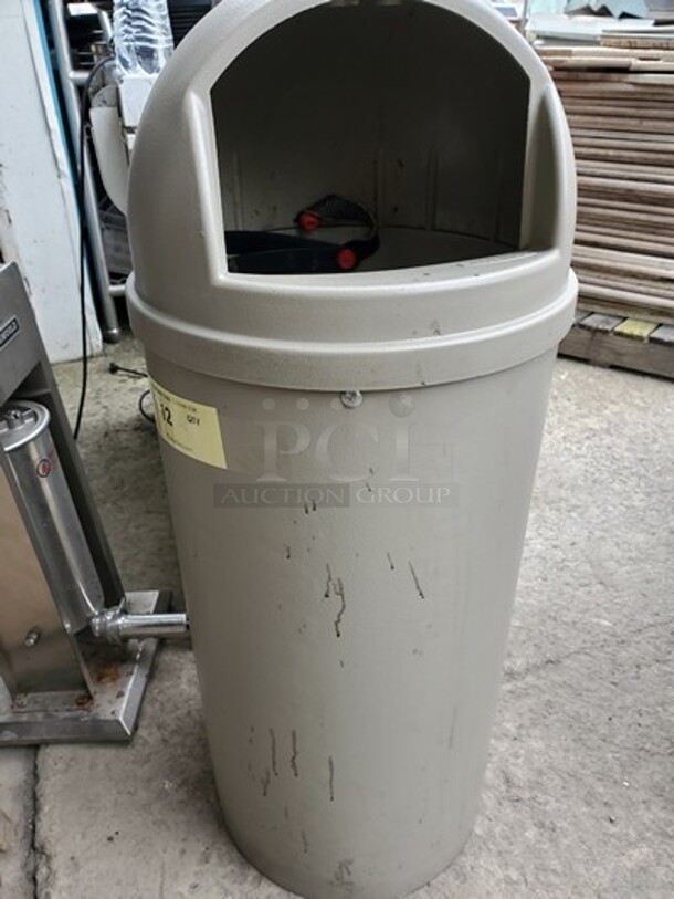 Rubbermaid Trash Can 