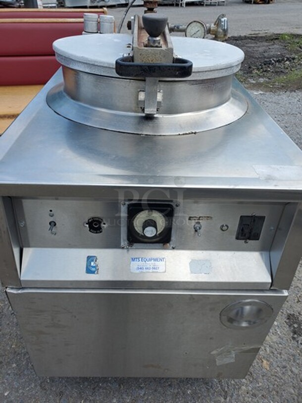 Electric 208 Volts/3 PH Pressure Fryer (Missing one knob) Clean Pressure Fryer on Casters!!!