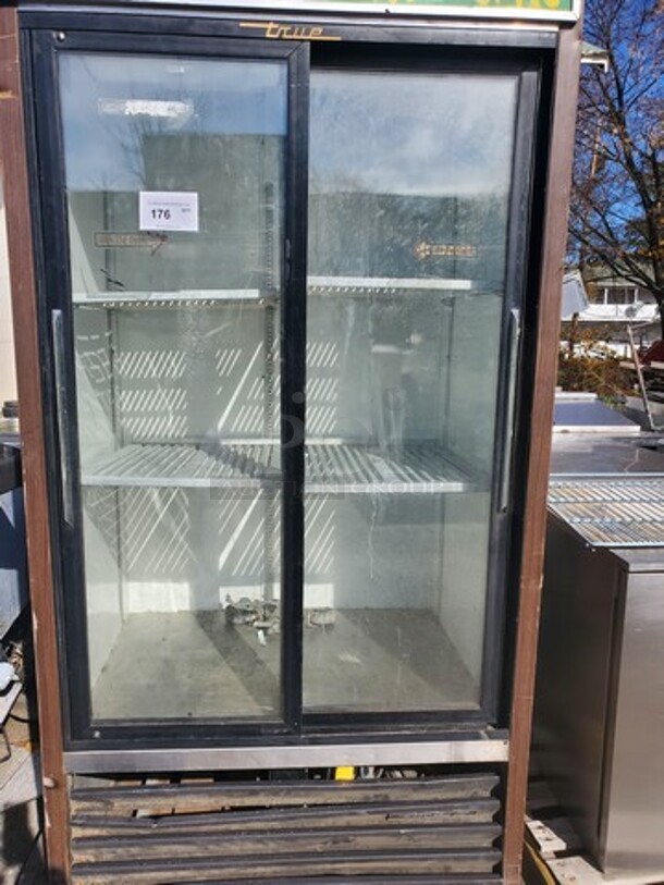 TRUE 2 Glass Sliding Door Merchandiser (Signs of wear) 40X29X78 - Image 3 of 7