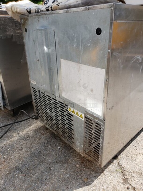 Traulsen 27" Undercounter Refrigerator! - Image 6 of 6