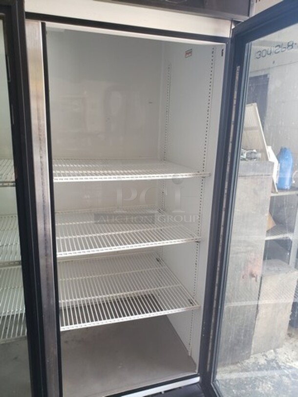 True GDM-72-HC~TSL01 Three Section Display Refrigerator w/ Swing Doors! Great Working Condition!

Serial Number: 8867748
Color: Black
*No Casters - Image 4 of 4