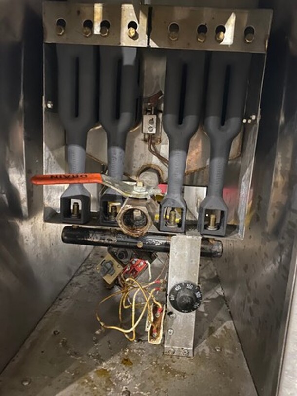 Southbend Commercial LP Powered Deep Fat Fryer! With Raised Back Splash! 2 Metal Frying Baskets! All Stainless Steel! On Legs! Model: P16FR45 SN: 05C90664 - Image 7 of 9