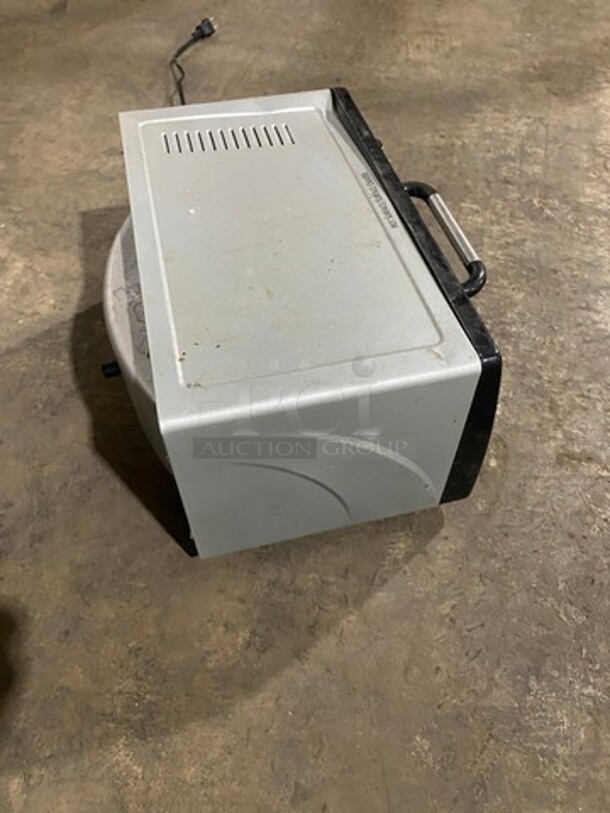 Hamilton Beach Countertop Toaster Oven! With View Through Door! Model: 31134 120V - Image 4 of 8